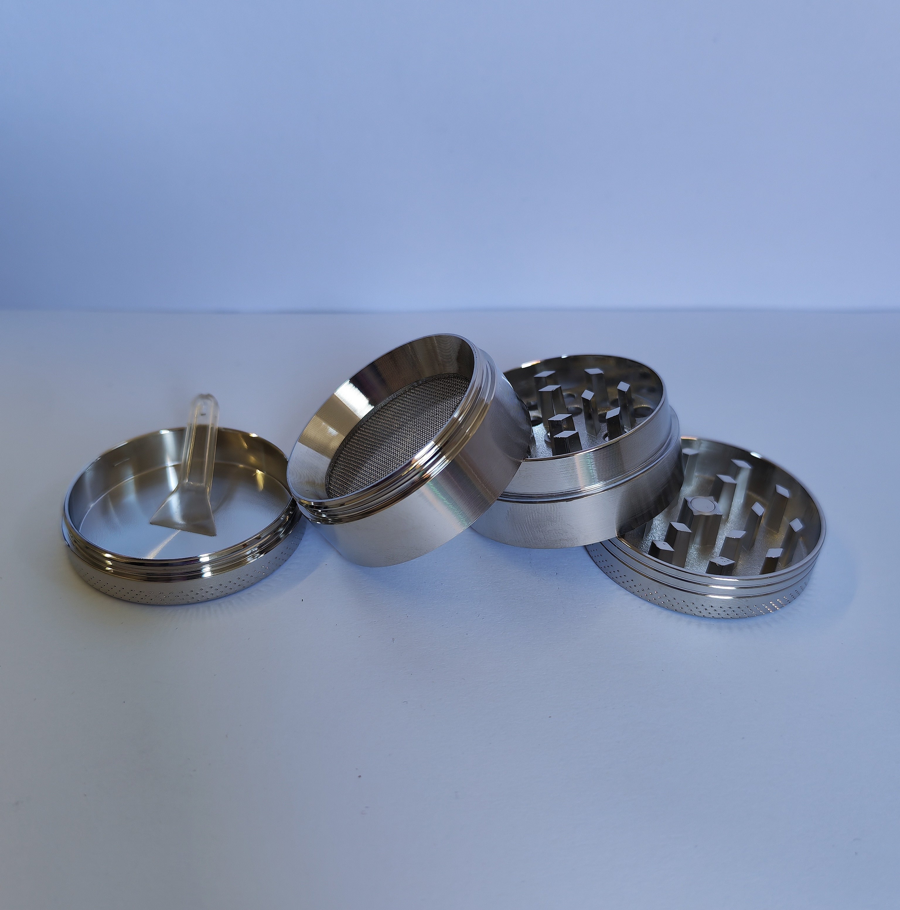 Plain Magnetic 4 Part Grinder